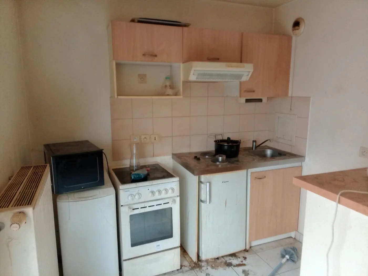 Kitchenette avant l'intervention de débarras