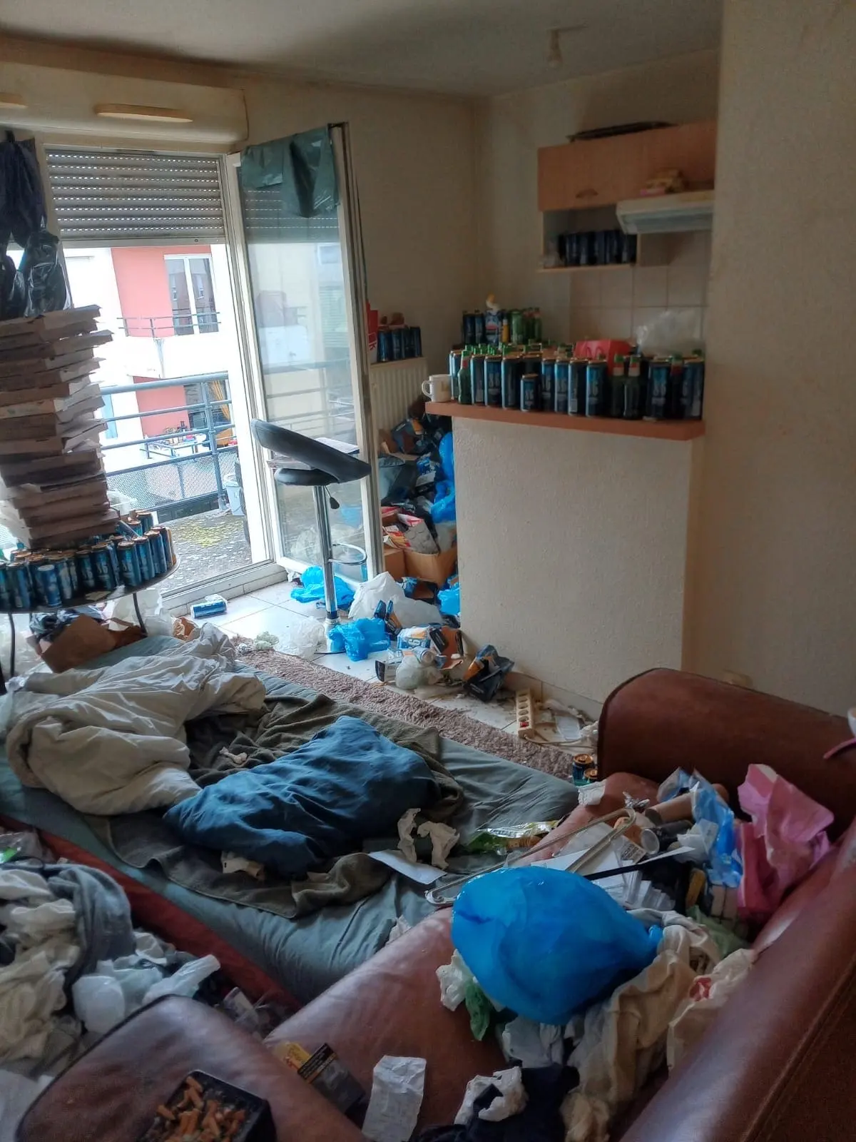 Séjour d'un appartement débarrassé - avant intervention