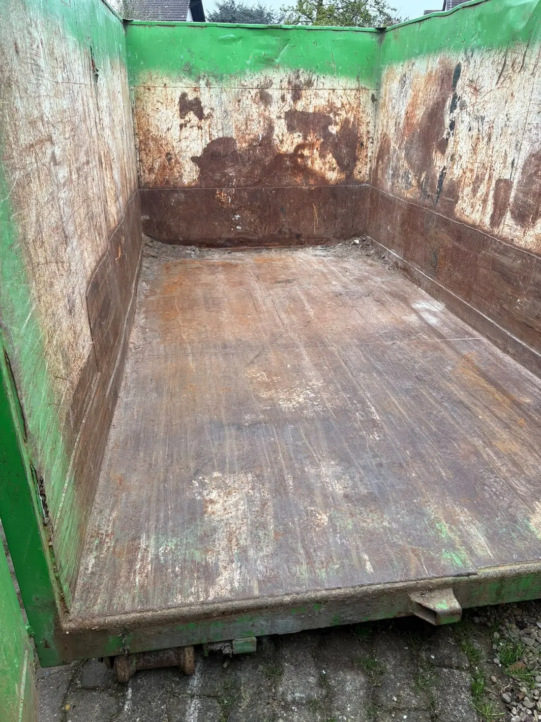 Intérieur propre et vide d’une benne verte prête à être chargée